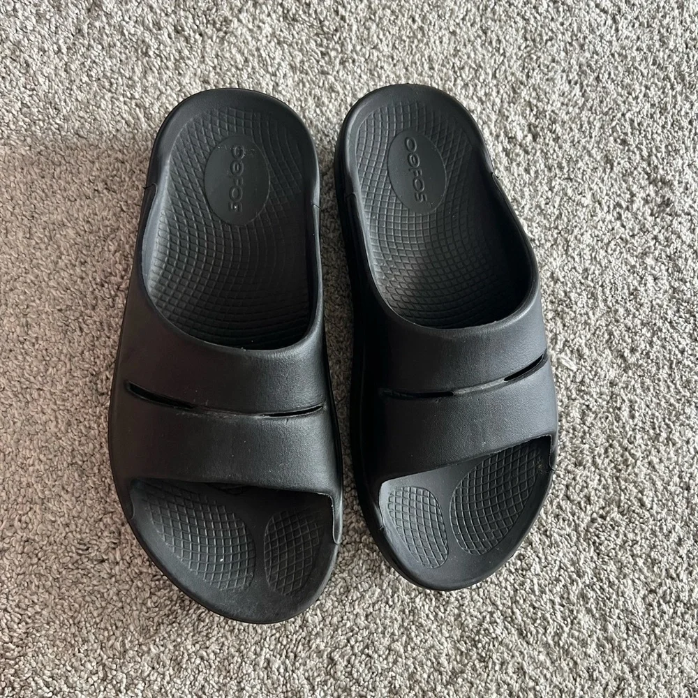 OOFOS Ooahh Black Slide Sandals Women’s Size 38 / 7 Recovery Slip On - Picture 2 of 5